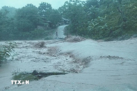 Tuyến đường 15C lên huyện Mường Lát bị nước lũ chia cắt. (Ảnh: TTXVN)