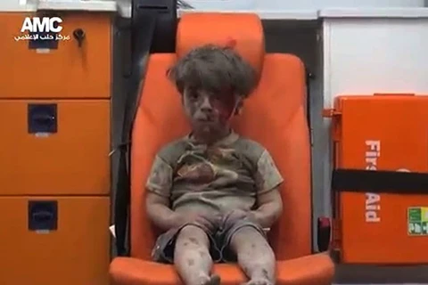 Cậu bé Syria được cứu ra từ đống đổ nát. (Nguồn: AFP)