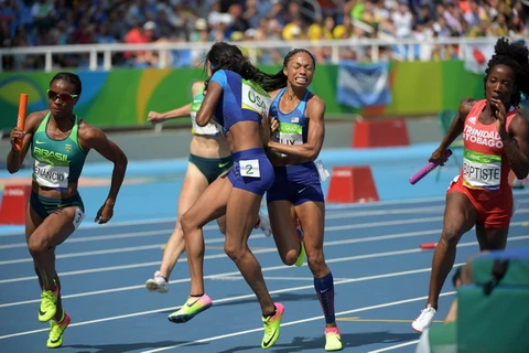 Đội tuyển điền kinh 4x100m nữ của Mỹ bị loại. (Nguồn: sbnation.com)