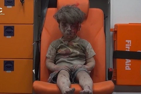 Cậu bé Syria được cứu ra từ đống đổ nát. (Nguồn: AFP)