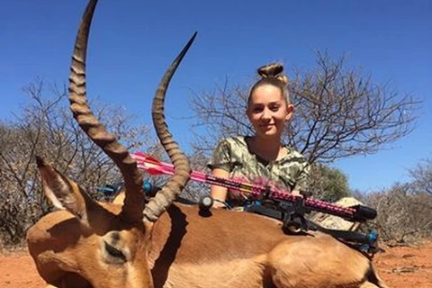 Nữ thợ săn 12 tuổi khoa ảnh săn động vật. (Nguồn: RT)