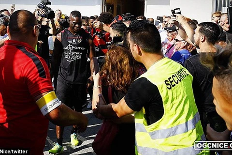 Người hâm mộ chào đón Balotelli ở sân tập của Nice. (Nguồn: Daily Mail)