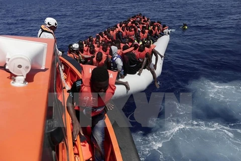 Tàu của lực lượng cứu hộ giải cứu người di cư ngoài khơi bờ biển Libya ngày 18/8. (Nguồn: EPA/TTXVN)