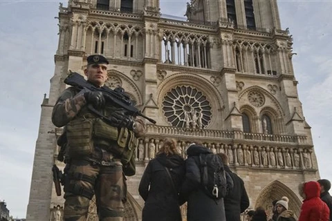 Cảnh sát Pháp tăng cường an ninh ở Nhà thờ Đức Bà. (Nguồn: AP)