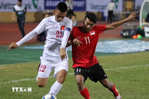 U19 Việt Nam (áo trắng) hòa U19 Singapore. (Ảnh: Quốc Khánh/TTXVN)