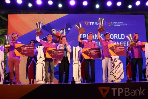 Trao giải cho 5 golfer đại diện Việt Nam tham dự giải thế giới. 