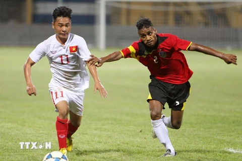 U19 Việt Nam (áo trắng) vượt qua U19 Timor Lester. (Ảnh: Quốc Khánh/TTXVN)