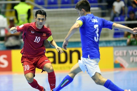 Bảo Quân (áo đỏ) góp công không nhỏ đưa tuyển Futsal Việt Nam vào vòng 1/8.