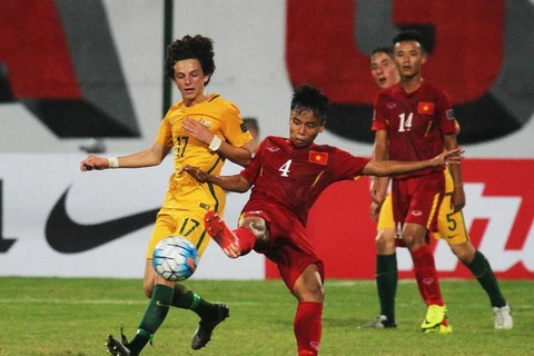 U161 Việt Nam (áo đỏ) đánh bại U16 Australia (Nguồn: sportstarlive)
