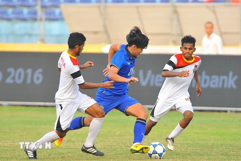 U19 Thái Lan (áo xanh) vượt qua U19 Timor Leste để giành vé vào chung kết. (Ảnh: Minh Đức/TTXVN)