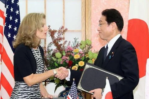Ngoại trưởng Nhật Bản Fumio Kishida và Đại sứ Mỹ tại Nhật Bản Caroline Kennedy. (Nguồn: sankei.com)