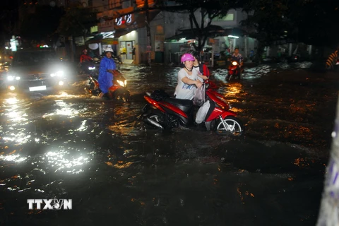 Tuyến đường Trương Vĩnh Ký (quận Tân Phú) chìm sâu trong biển nước. (Ảnh: Mạnh Linh/TTXVN)