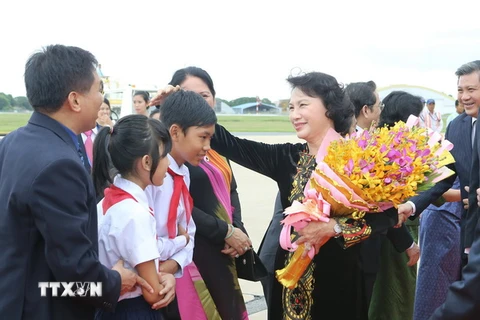 Lễ đón Chủ tịch Quốc hội Nguyễn Thị Kim Ngân tại sân bay Quốc tế Phnom Penh. (Ảnh: Trọng Đức/TTXVN)