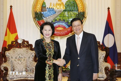 Chủ tịch Quốc hội Nguyễn Thị Kim Ngân và Thủ tướng Lào Thongloun Sisoulith. (Ảnh: Trọng Đức/TTXVN)