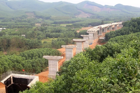 Cầu vượt Tây Hy trên tuyến La Sơn-Túy Loan đoạn qua huyện Phú Lộc (Thừa Thiên-Huế) đang được đẩy nhanh tiến độ thi công. (Ảnh: Hồ Cầu​/TTXVN)