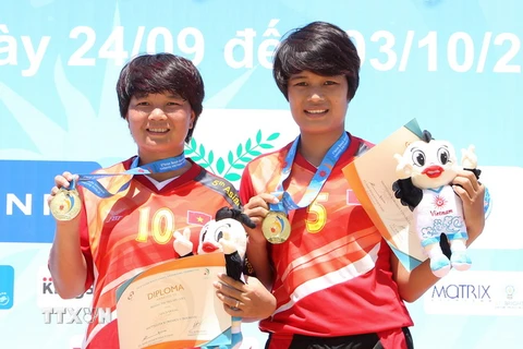 Đôi VĐV Hoàng Thị Trà My và Nguyễn Thị Đào nhận huy chương vàng. (Ảnh: Quốc Khánh/TTXVN)