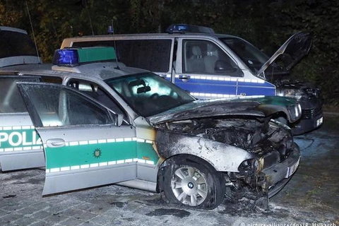 Xe của cảnh sát Đức bị đốt phá. (Nguồn: DPA)