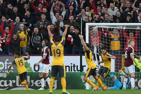Arsenal (áo vàng) giành chiến thắng bất ngờ. (Nguồn: Reuters)