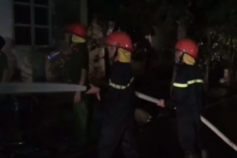 Lực lượng cứu hỏa dập đám cháy.