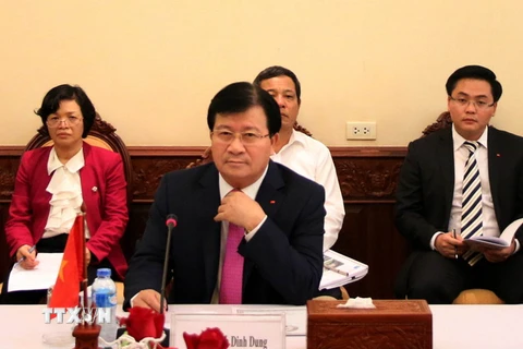 Phó Thủ tướng Chính phủ Trịnh Đình Dũng (giữa) hội đàm với Phó Thủ tướng Chính phủ Lào Sonsay Siphandone. (Ảnh: Phạm Kiên/TTXVN) 