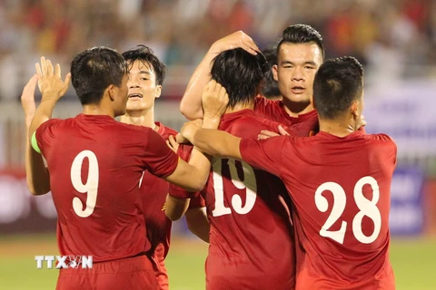 Đội tuyển Việt Nam gặp Indonesia để chuẩn bị cho AFF Cup 2016. (Ảnh: Quang Nhựt/TTXVN)
