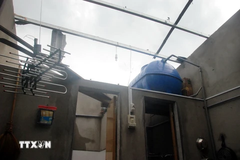 Một căn nhà tại xã Hải Trường bị tốc mái hoàn toàn sau cơn lốc xoáy đi qua. (Ảnh: Thanh Thủy/TTXVN)