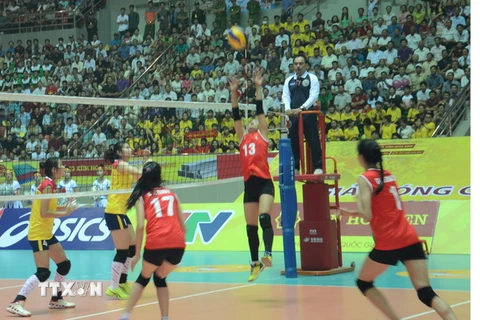 Tuyển bóng chuyền nữ việt Nam (áo đỏ) vào chung kết. (Ảnh: Nguyễn Chinh/TTXVN)