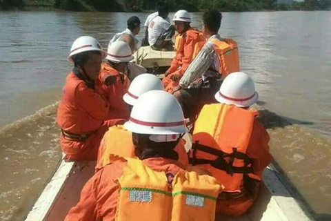 Lực lượng cứu hộ tìm kiếm người gặp nạn trên sông Chindwin. (Nguồn: AFP)