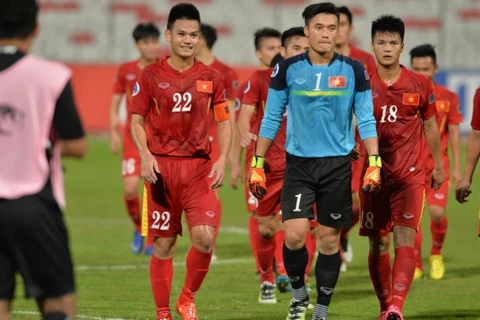Hình ảnh các cầu thủ U19 Việt Nam trong bộ trang phục truyền thống với nụ cười tươi khi rời sân. (Nguồn: AFC)