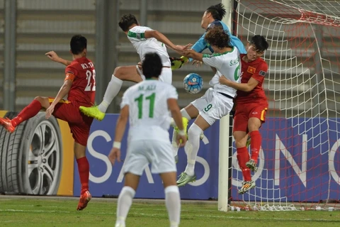 U19 Việt Nam (áo đỏ) kiên cường trước U19 Iraq. (Nguồn: AFC)