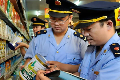 Cảnh sát kiểm tra hàng hóa tại một siêu thị ở Trung Quốc. (Nguồn: Reuters)