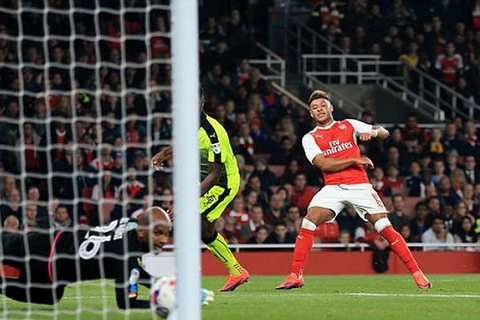 Chamberlain giúp Arsenal chiến thắng. (Nguồn: Daily Mail)