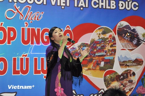 Ca sỹ Hương Mơ với nhiều ca khúc xúc động về miền Trung. (Ảnh: Mạnh Hùng/Vietnam+)