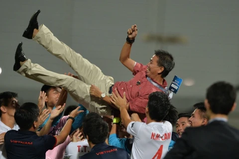 Thầy trò HLV Hoàng Anh Tuấn ăn mừng sau khi giành vé dự U20 World Cup. (Nguồn: AFC)