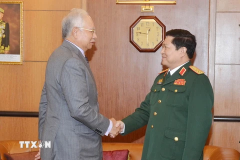 Bộ trưởng Bộ Quốc phòng Ngô Xuân Lịch chào xã giao Thủ tướng Malaysia Najib Razak. (Ảnh: Hoàng Nhương/TTXVN)