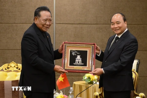 Thủ tướng Nguyễn Xuân Phúc tặng quà lưu niệm cho Chủ tịch Hội hữu nghị Thái Lan-Việt Nam Prachuab Chaiyasan. (Ảnh: Sơn Nam/TTXVN)