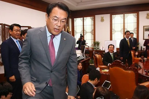 Nghị sỹ Chung Jin-suk của đảng Saenuri cầm quyền bỏ ra ngoài phòng họp. (Nguồn: Yonhap)