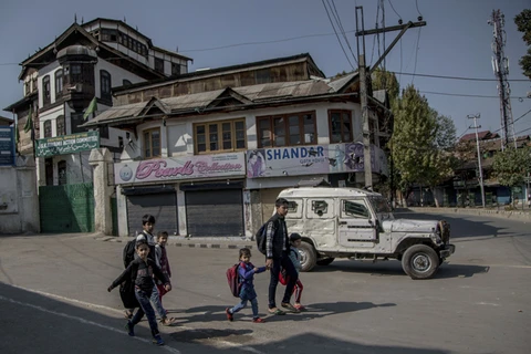 Học sinh Ấn Độ ở khu vực Kashmir phải nghỉ học vì giao tranh bùng phát. (Nguồn: indiatimes)