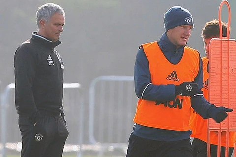 Mourinho theo dõi Bastian Schweinsteiger tập luyện cùng đội 1. (Nguồn: Manutd.com)