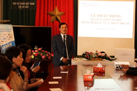 Đại sứ Trương Mạnh Sơn phát động cuộc đóng góp ủng hộ miền Trung tại Đại sứ quán. (Ảnh: Ngọc Mai/Vietnam+)