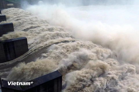 Nhà máy thủy điện Sông Ba Hạ xả lũ với lưu lượng 10.400 m3/giây. (Ảnh: Thế Lập/Vietnam+)