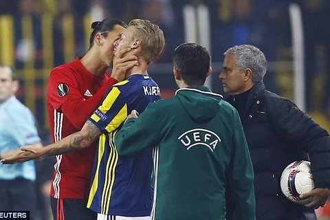 Ibrahimovic bóp cổ Simon Kjaer sau pha va chạm. (Nguồn: Reuters)