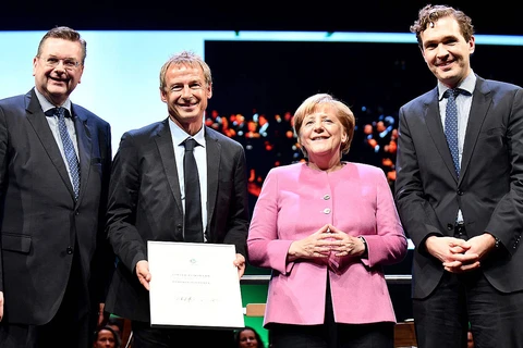 Jürgen Klinsmann được Thủ tướng Đức Merkel trao danh hiệu cao quý. (Nguồn: DFB)