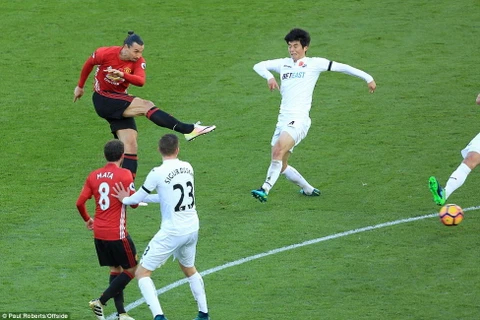 Ibrahimovic ghi bàn thắng đáng nhớ vào lưới Swansea. (Nguồn: Daily Mail)