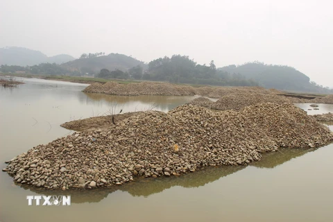 Bãi sỏi thải ở khu vực xã Vạn Thọ (huyện Đại Từ) làm cản trở dòng chảy và ảnh hưởng đến môi trường, cảnh quan du lịch Hồ Núi Cốc. (Ảnh minh họa. Nguồn: TTXVN)