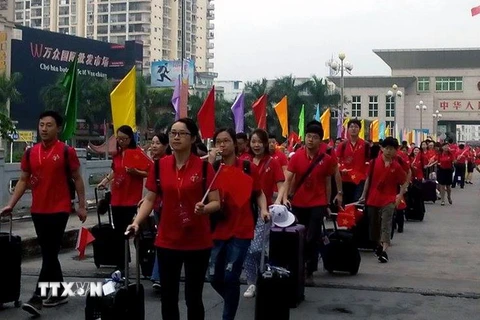 Các đại biểu thanh niên Trung Quốc đến Quảng Ninh để tham dự liên hoan. (Ảnh: Nguyễn Hoàng/TTXVN)