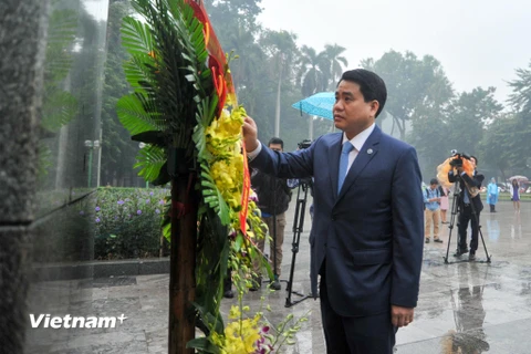 Đoàn đại biểu thành phố Hà Nội do ông Nguyễn Đức Chung, Chủ tịch Ủy ban Nhân dân thành phố Hà Nội dâng hoa tại tượng đài V.I. Lenin ở Vườn hoa Chi Lăng. (Ảnh: Minh Sơn/Vietnam+)