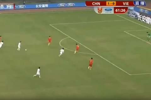 Thanh Tùng điểm từ khoảng cách hơn 20m ghi bàn cho U22 Việt Nam. (Ảnh chụp màn hình)