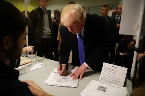 Ông Donald Trump làm thủ tục bỏ phiếu tại điểm bỏ phiếu ở quận Manhattan. (Nguồn: Getty).