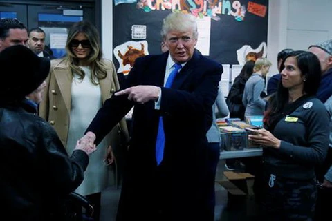 Ứng cử viên tổng thống đảng Cộng hòa Donald Trump đi bỏ phiếu ở New York. (Nguồn: Reuters)